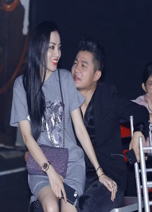 Huỳnh Tiên sinh năm 1984, kém Lâm Vũ 2 tuổi. Cô kinh doanh ở Mỹ. Sở hữu gương mặt xinh đẹp cùng vóc dáng gợi cảm, bà xã của Lâm Vũ đoạt vương miện cùng một số giải phụ tại cuộc thi Hoa hậu Phụ nữ người Việt Thế giới 2015. Ảnh: Khám phá