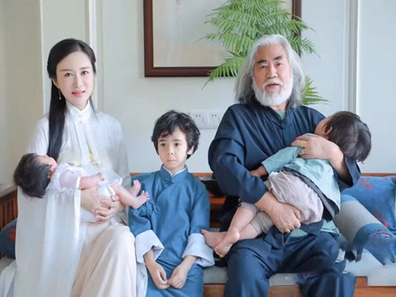 Khi gắn bó với nam đạo diễn 70 tuổi, cô sinh thêm 1 cậu con trai và 1 cô con gái. Ảnh: Zing