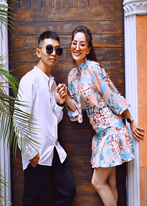 Khi mang thai con trai đầu lòng, Khánh Thi phải chịu áp lực nhiều phía, từ gia đình, bạn bè và cả xã hội. "Không ít lần tôi phải nhập viện khi đang mang thai đứa con đầu lòng”, cô nói. Ngoài áp lực, cô còn vướng tin đồn đào mỏ Phan Hiển.