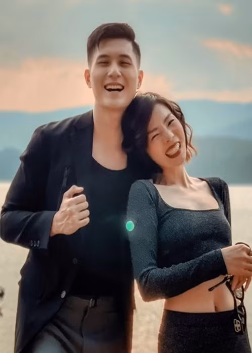 Giống Khánh Thi, Lệ Quyên cũng bị antifan công kích chuyện yêu trai trẻ kém hàng chục tuổi khi gắn bó với nam người mẫu Lâm Bảo Châu. Phản ứng của nữ ca sĩ là đáp trả từ nhẹ nhàng đến gay gắt.