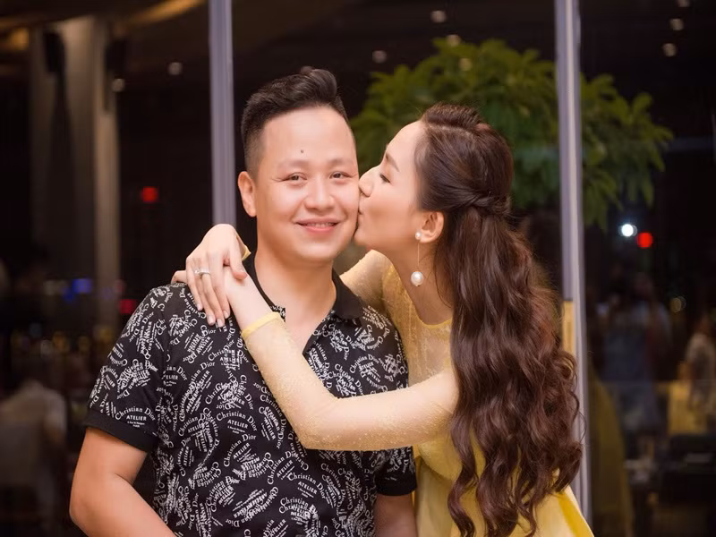 Sau khi lấy chồng, Á hậu Trà My rất hiếm khi xuất hiện tại các sự kiện giải trí. Cô tập trung chăm lo cho chồng con.