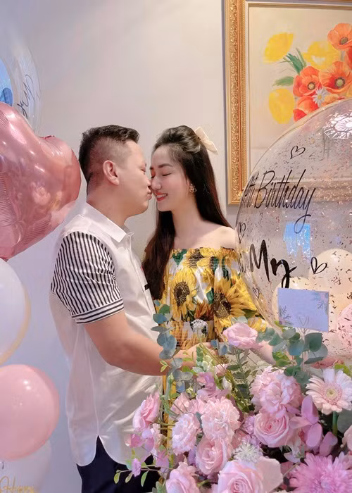 Nàng á hậu và chồng đại gia có không ít khoảnh khắc tình bể tình.