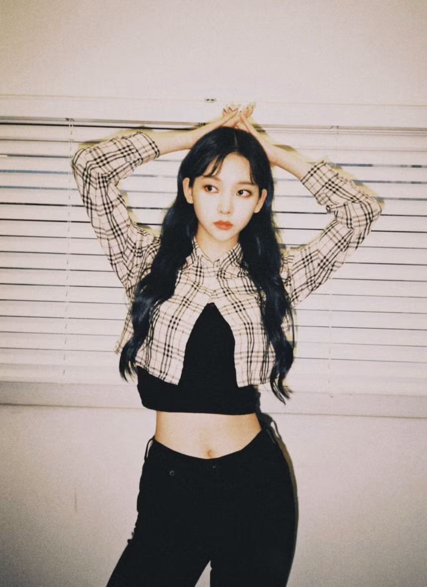 Trước khi trở thành thực tập sinh của SM Entertainment, Karina từng là ulzzang nổi tiếng của Hàn Quốc. Ảnh: @aespa_official.