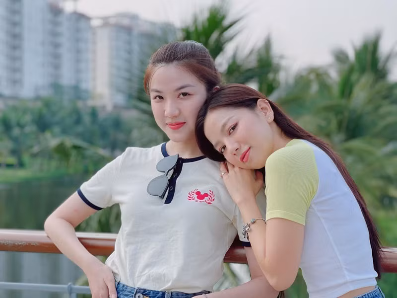 Hạ Anh cho hay: "Đối với mình, Lương Thanh là một người bạn đặc biệt. Bọn mình yêu nhau thật mà, tất nhiên đó là yêu mến, yêu quý. Về lo ngại thì không, tại mình không thấy sự lầm tưởng đó ảnh hưởng gì tới mối quan hệ bọn mình, trái lại vui là đằng khác".