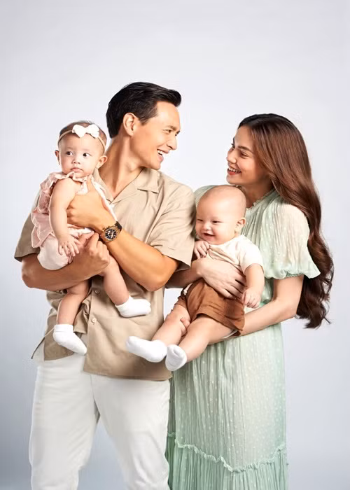 Hồ Ngọc Hà cho bé Leon và Lisa xuất hiện thoải mái từ đầu thay vì hạn chế giống như với con trai đầu lòng Subeo.