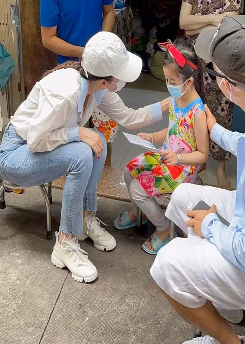 Nữ người mẫu chia sẻ cảm xúc khi đi trao quà: “Thật sự tới thăm nhà rồi mới thấy được sự buồn bã rất rõ trên đôi mắt các em, Trinh thật sự rất xót”.