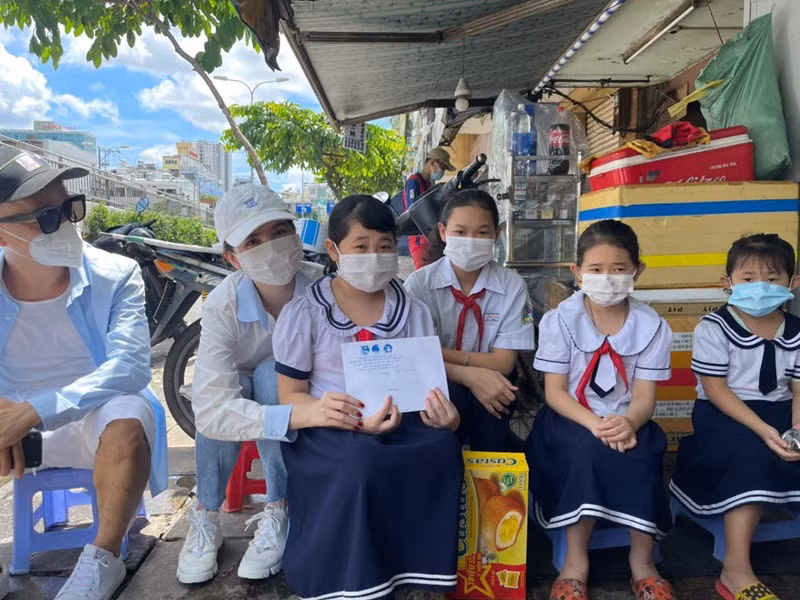 Ngọc Trinh hy vọng các suất học bổng giúp các em nhỏ có thêm động lực để có thể hoàn thành tốt việc học của mình.