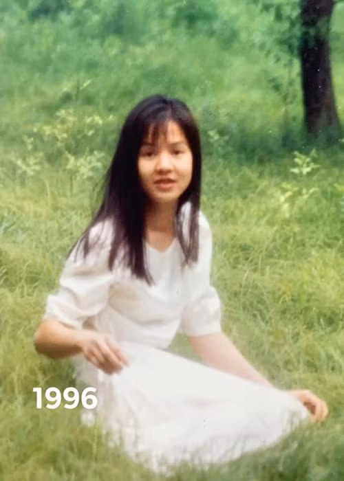 Diễm Quỳnh sinh năm 1972, là con gái của nhà ngoại giao Đặng Nghiêm Hoành. Ông Đặng Nghiêm Hoành từng là Đại sứ đặc mệnh toàn quyền của Việt Nam tại Trung Quốc năm 1989 - 1997.