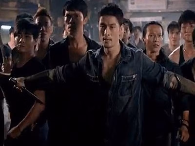 Danh sách phim Việt vướng ồn ào cảnh bạo lực còn có “Bụi đời chợ lớn” - phim kể các băng nhóm xã hội đen tại Sài Gòn. Cục Điện Ảnh từng gửi văn bản đến nhà sản xuất yêu cầu phải cắt các cảnh bạo lực mới cho trình chiếu. Sau 3 lần thay đổi kịch bản, cắt các cảnh bạo lực, phim "Bụi đời chợ lớn" vẫn bị cấm chiếu trên toàn quốc vĩnh viễn và không được phổ biến dưới bất kỳ hình thức nào. Ảnh: Tiền Phong