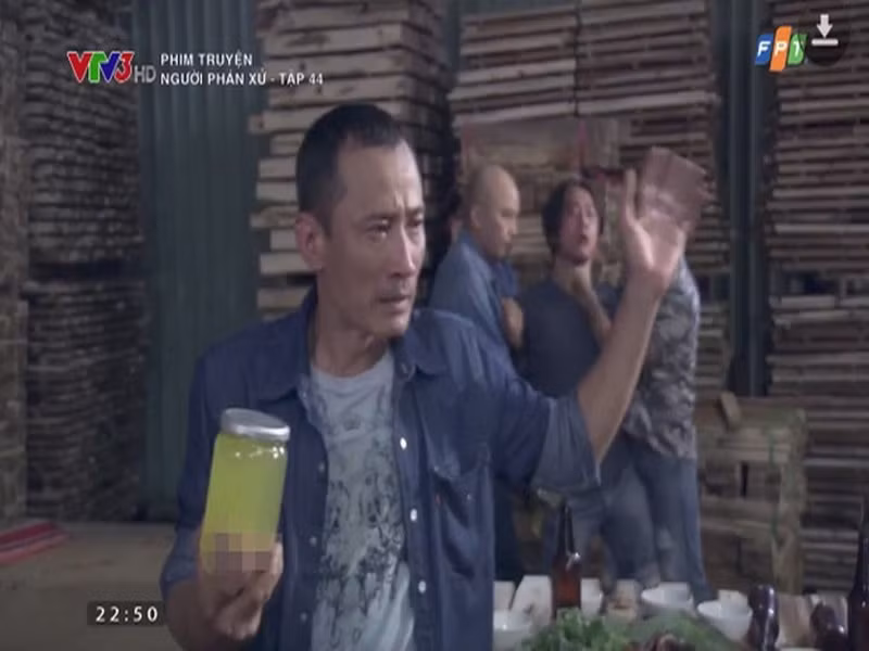 Hồi năm 2017 khi lên sóng, bộ phim“Người phán xử” từng bị chỉ trích dữ dội vì tình huống trả thù ghê rợn. Cụ thể, nhân vật Phúc Hô ép Mỹ Hạnh phá thai rồi đựng bào thai trong lọ thủy tinh mang tới uy hiếp Lê Thành. Nhiều khán giả cho rằng ê-kíp phim không nên đưa chi tiết này vào bởi phim lên sóng khung giờ có đối tượng xem rộng rãi, bao gồm cả trẻ em. Ảnh: Dân Việt