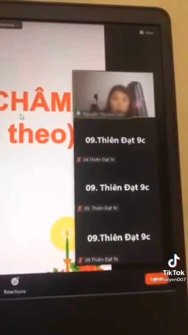 Quá trình dạy và học online khiến cả thầy cô giáo và các bạn học sinh rơi vào những tình huống "dở khóc dở cười". Đây cũng là dịp để những cô cậu học trò tinh quái thể hiện những màn "troll" có 1-0-2 dành cho giáo viên của mình. Cụ thể, một lớp học THCS đã trêu cô giáo của mình bằng cách tất cả học sinh trong lớp đều đổi tên là... "Thiên Đạt 9C". Khi cô giáo nhìn vào đã không thể tin vào mắt mình tại sao lại có nhiều "Thiên Đạt 9C" như vậy.