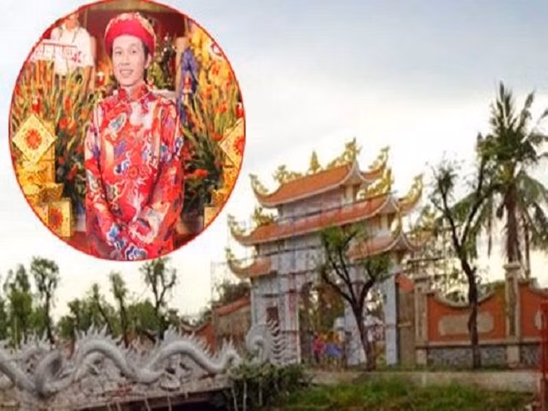 Cũng trong tháng 6/2021, Hoài Linh bị một cư dân mạng tố nợ tiền gỗ xây nhà thờ Tổ nghiệp hoàn thành năm 2016. Theo người tố, phía người thân của họ đã cho đơn vị cung cấp gỗ vay một khoản tiền. Khi đòi lại thì bên đơn vị lại lấy lý do chưa nhận được tiền từ công trình nhà thờ Tổ của Hoài Linh để khất lần khất lượt. Tuy nhiên, người tố không đưa ra bất cứ bằng chứng nào. Còn phía Hoài Linh phủ nhận chuyện nợ nần vì mọi chi phí đã được thanh toán và có hóa đơn. Ảnh: Công Lý