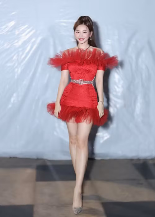 Thân hình mảnh mai đáng ghen tỵ của Hari Won ở tuổi 36.