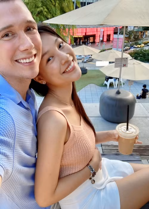 Hoàng Oanh tiết lộ một trong những điều khiến cô yêu và cưới Jack chính vì sự gần gũi của anh. Dù khác biệt về văn hóa, ngôn ngữ nhưng chồng của Hoàng Oanh vẫn cố gắng giao tiếp và cùng tham gia nhiều hoạt động với ba mẹ, các em của vợ.