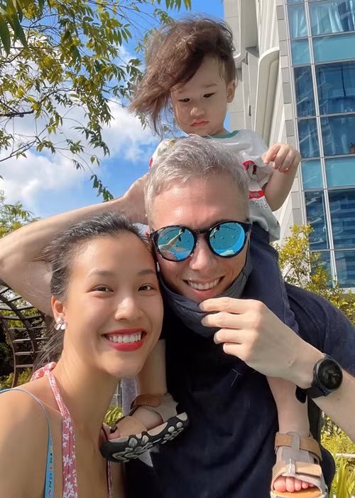 Cô nhận được nhiều dự án làm MC, chụp quảng cáo, quay video quảng bá cho Tổng cục Du lịch Singapore.