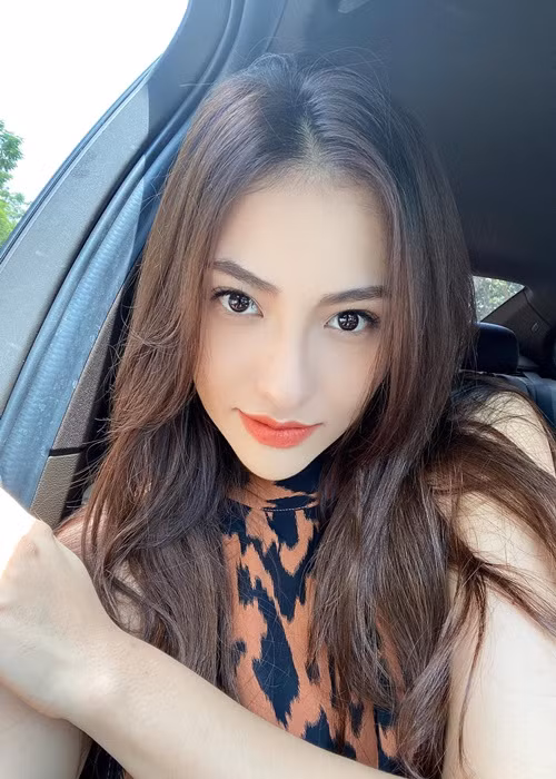 Sau khi Hồng Quế đáp trả, tài khoản M.K cho biết: "Nhận hàng lúc 11h trưa nay để chữa ngượng à cháu? Xong đăng lên tự bồi thường danh dự?". Không chịu thua, Hồng Quế lên tiếng: "1 giờ trưa vì bạn ship lúc đó mới giao cô thân yêu ơi. Né thôi... sợ cô rồi". Trước ồn ào bị tố bom hàng, Hồng Quế vướng không ít lùm xùm.