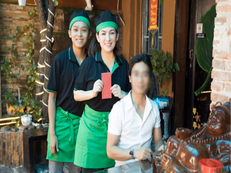Vì muốn các con nuôi tự lập, Phi Nhung cho Hồ Văn Cường, Tuyết Nhung phụ việc ở nhà hay ở quán ăn trong khả năng của mình. Ngoài ra, đối với các con nuôi khác ở cùng nhà, cô giao nhiệm vụ chăm sóc lẫn nhau. Ảnh: Đời sống Việt Nam