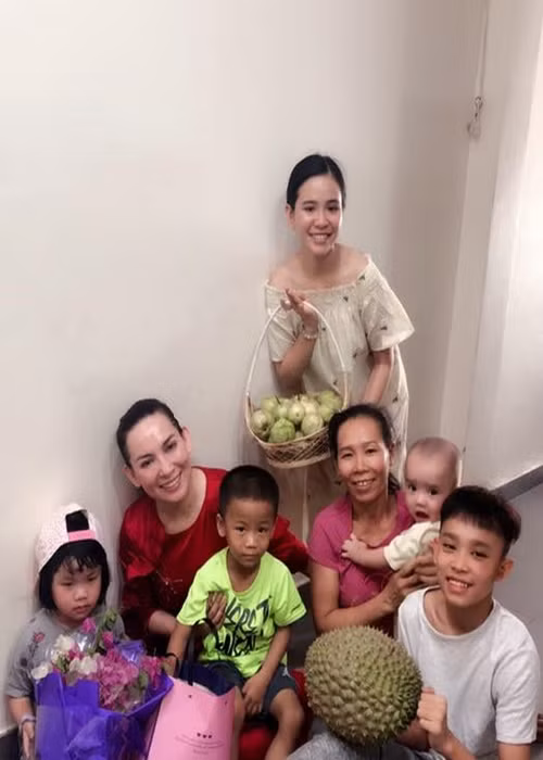 Phi Nhung chia sẻ: “Thật ra Cường không phải là đứa bé hư, nó rất ngoan. Nhưng tôi phải để cho con gặp cú sốc để thay đổi, con biết cuộc sống phải có những chuyện như vậy. Sau này khi không có mẹ bên cạnh, khi mẹ về Mỹ, con đi hát và chọn nghề hát rồi thì phải nhớ cú sốc này để làm tốt. Nếu có sự cố gì đẩy con vào đường cùng thì con cũng phải nhớ mình đã từng trải qua và phải như thế nào. Tôi chỉ nghĩ đơn giản rằng mẹ dạy không được thì mạng xã hội sẽ dạy con. Tôi phải “đánh” (tức là chia sẻ thẳng thắn chuyện mâu thuẫn với con nuôi- PV) một lần như thế cho nó chừa”.