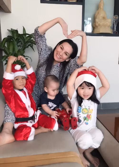 Phi Nhung từng bày tỏ quan điểm mỗi người mẹ có cách dạy con khác nhau nhưng dù thế nào đi nữa, tình mẹ vẫn bao la và xuất phát từ đáy lòng vì vậy mong con cái hãy nhớ công dưỡng dục của bậc cha mẹ. Cũng theo Phi Nhung, cô sợ làm phiền con cái khi về già. “Nhiều người về già bán hết của cải về sống chung với con. Đó là điều không nên. Mình phải có một số tiền riêng, con không cần chu cấp, có thể tự sống để không làm phiền con cái”, nữ ca sĩ Phi Nhung tâm sự trên Vietnamnet.