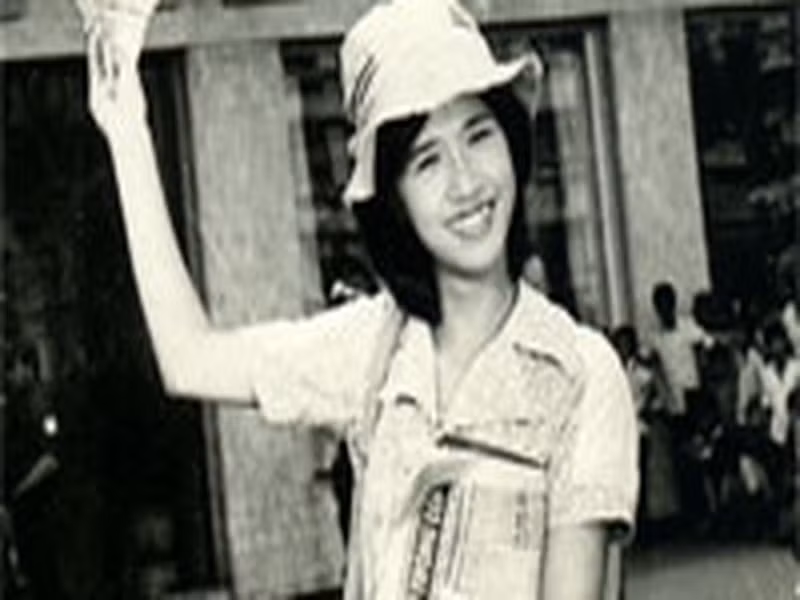 Theo Gia đình và Xã hội, kịch bản ban đầu của “Biệt động Sài Gòn” không có em bé bán báo làm giao liên. Đạo diễn Long Vân đề nghị sửa kịch bản, cho thêm nhân vật này. Với vai em bé bán báo, ngay từ đầu nam đạo diễn đã đề nghị viết kịch bản để con gái của ông - Vân Dung đóng. Khi đó, Vân Dung 15 tuổi.