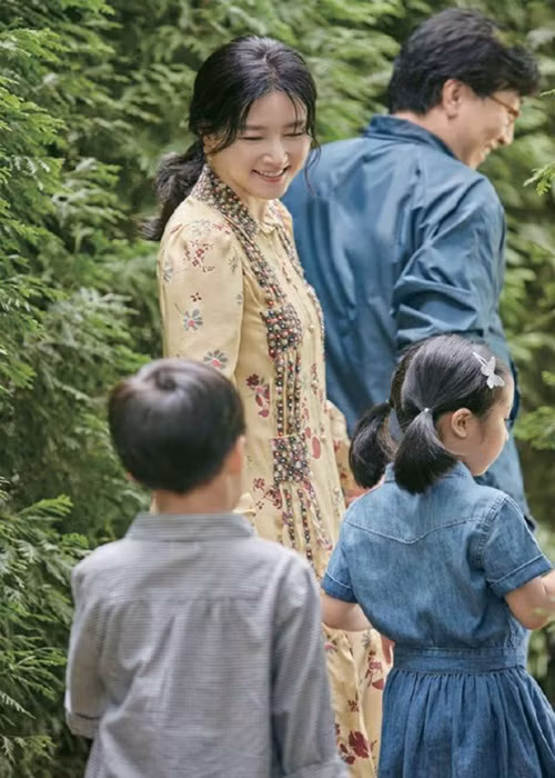 Năm 2009, Lee Young Ae kết hôn với Jeong Ho Young - một doanh nhân người Mỹ gốc Hàn, đám cưới được tổ chức kín đáo ở Hawaii. 2 năm sau, nữ diễn viên phim "Nàng Dae Jang Geum" sinh đôi một trai, một gái. Hiện tại, ở tuổi 50, Lee Young Ae vẫn được xem là “quốc bảo nhan sắc”. Ảnh: News
