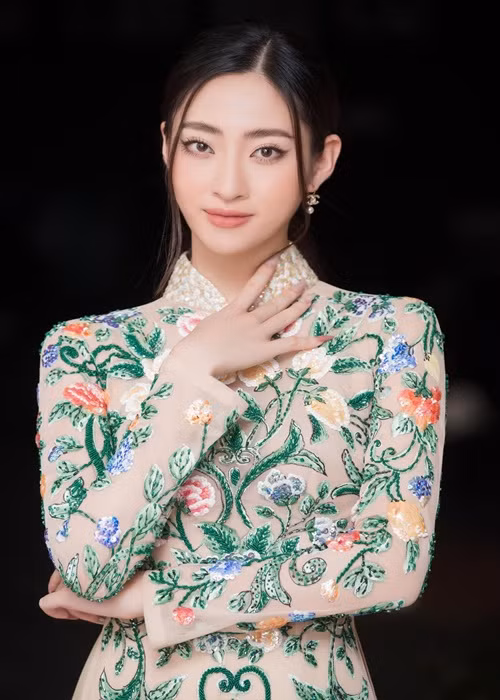 Lương Thùy Linh có 12 năm liền là học sinh giỏi, từng là thành viên của đội tuyển học sinh giỏi cấp quốc gia môn tiếng Anh, sở hữu IELTS 7.5. Trả lời Tri thức trẻ, cô cho biết, cô luôn theo đuổi hình ảnh hoa hậu có học thức.