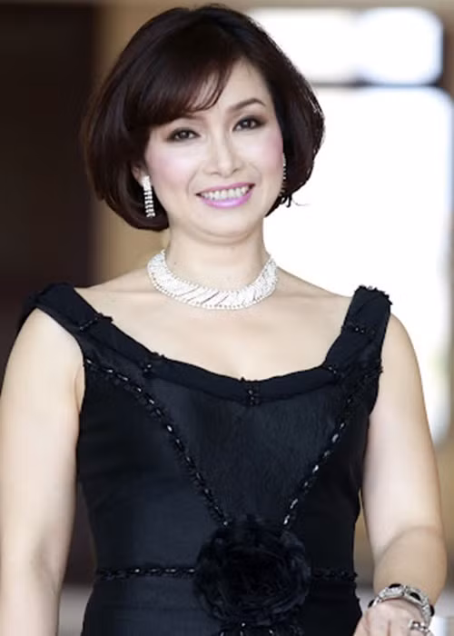 Hoa hậu Việt Nam 1988 - Bùi Bích Phương có trình độ học vấn đáng nể khi tốt nghiệp thủ khoa của chương trình đào tạo Thạc sĩ tại Hàn Quốc năm 1999. Với nền tảng học vấn tốt, cô đi du học rồi trở về làm trong một tổ chức giáo dục lớn.