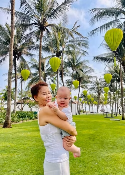 Ở tuổi xế chiều, bà Ngọc Hương dành nhiều thời gian chăm sóc các cháu, trong đó có cặp song sinh Lisa và Leon của Hà Hồ.