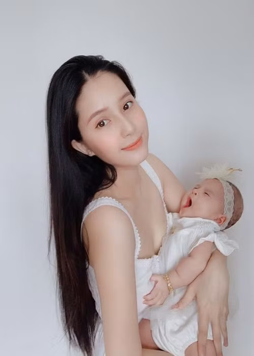 Trên trang cá nhân, Thiên An vừa khoe hình ảnh bồng bế con gái Sol đón Trung thu. Bạn gái cũ của Jack còn chia sẻ: “Mừng Trung thu đầu tiên của em nhé. An yêu Sol nhất trên đời này”.