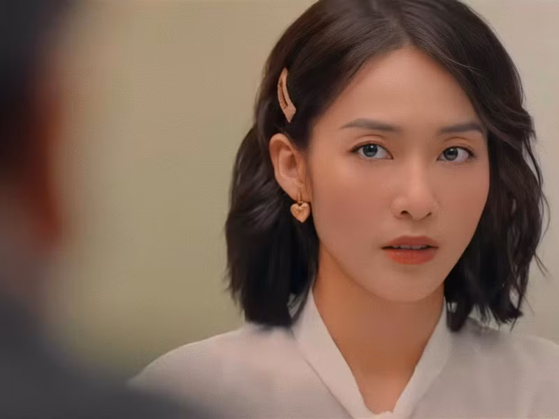  Khả Ngân đang đóng cặp với Thanh Sơn trong phim truyền hình “11 tháng 5 ngày”. Ngoài đời, nữ diễn viên chưa lập gia đình. Trong quá khứ, Khả Ngân vướng không ít ồn ào tình cảm.