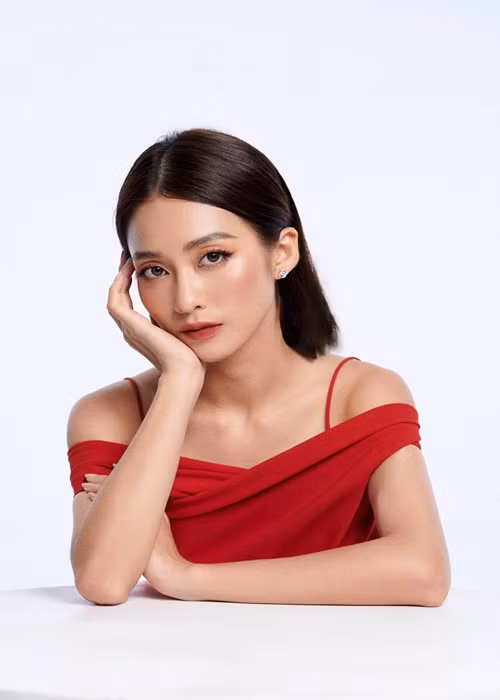 Thế nhưng năm 2019, trong cuộc phỏng vấn với Vietnamnet, Khả Ngân lại khẳng định, mối quan hệ với thầy giáo U40 là tình yêu rất đẹp. “Tôi yêu trong sự chín chắn, trong tuổi trẻ nồng nhiệt của mình nên không có gì phải xấu hổ”, cô nói.