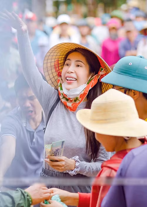 Năm 2020, Thủy Tiên kêu gọi quyên góp để giúp đỡ đồng bào miền Trung bị lũ lụt. Bên cạnh việc được khen ngợi vì trực tiếp đi trao quà, tỏ ra tỉnh táo trong mọi tình huống và xử lý cứng rắn những vấn đề tiêu cực, nữ ca sĩ đối mặt với không ít tin đồn kể từ đó đến nay.