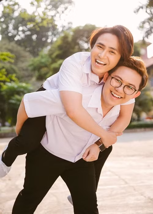 Cả hai vướng tin đồn yêu đồng giới vì những khoảnh khắc tình tứ bên nhau như tình nhân. Ảnh: Zing