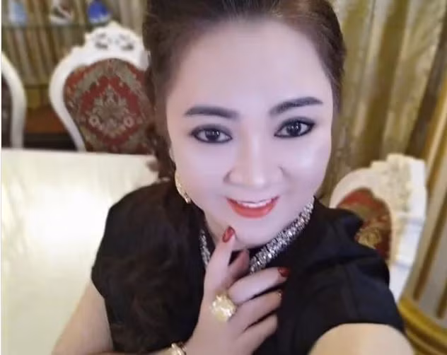 Nữ CEO Đại Nam là cái tên thu hút sự quan tâm của nhiều cư dân mạng trong thời gian gần đây. Mới đây, netizen vừa phát hiện ra chi tiết giống nhau "như đúc" giữa "bà chủ Đại Nam" và doanh nhân Phượng Chanel.