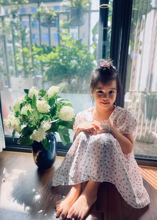 Nhiều người nhận xét bé Gà càng lớn càng giống mẹ.