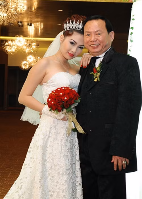 Tháng 10/2012, Hoa hậu Ảnh của Hoa hậu Thế giới người Việt 2007 Thu Vân bất ngờ tổ chức hôn lễ với doanh nhân Đoàn Đình Sơn. Đám cưới được tiến hành vội vã, cả hai còn chưa kịp làm đăng ký kết hôn tại Việt Nam thì Thu Vân chia sẻ quyết định chia tay và chuẩn bị về Mỹ đoàn tụ gia đình. Thu Vân kể, cô và chồng mâu thuẫn từ cách ứng xử tới suy nghĩ nên cô chia tay chỉ sau 2 tuần làm đám cưới. "Chúng tôi đã quá vội vã và chưa tìm hiểu kỹ về nhau trước khi kết hôn", Thu Vân nói. Ảnh: VTC