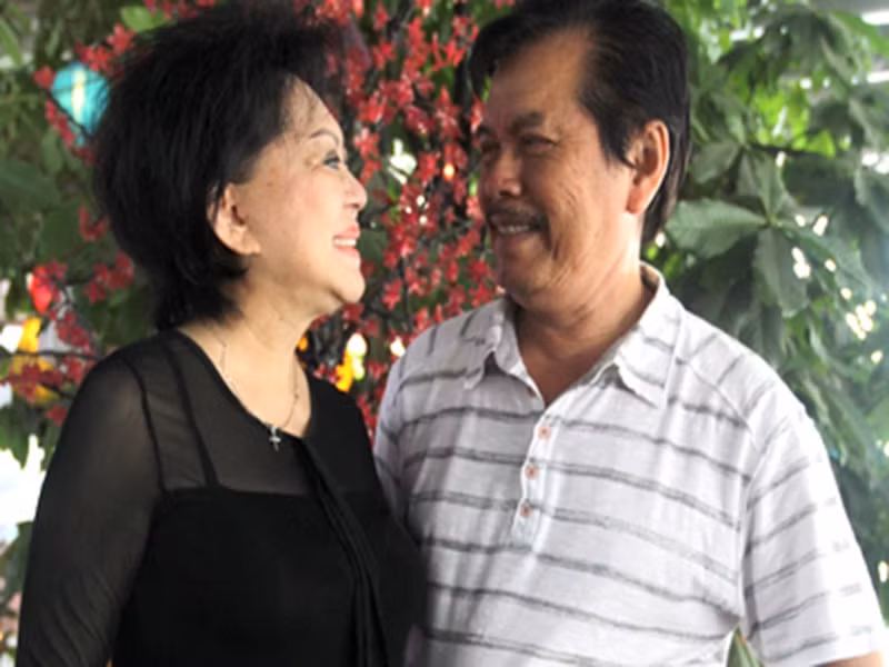 Giao Linh kể về ngày kết hôn: “Hôm đó, hai người đang đi chơi thì ông đưa bà đến một văn phòng chánh án ở bang Las Vegas (Mỹ) và đề nghị ký vào giấy hôn thú: "Kí vào đây đi rồi em làm vợ chính thức của anh, còn không thì em chỉ là một trong bốn người bồ của anh". Sau một hồi suy nghĩ, bà quyết định ký. Ảnh: An ninh thủ đô