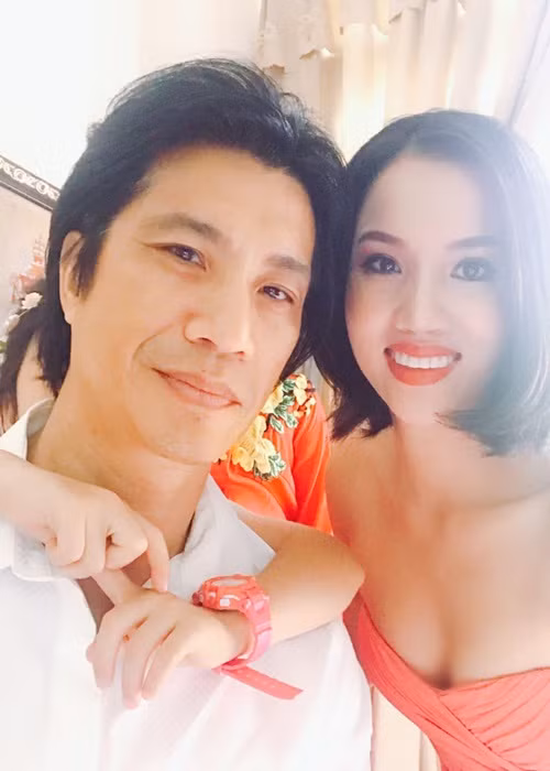 Dustin Nguyễn và Bebe Phạm gặp nhau, nảy sinh tình cảm trên phim trường "Truy sát" ghi hình tại Thái Lan. Tháng 3/2015, cặp đôi quyết định tổ chức đám cưới. Trước đó, hai người hẹn hò và đăng ký kết hôn được 5 năm.