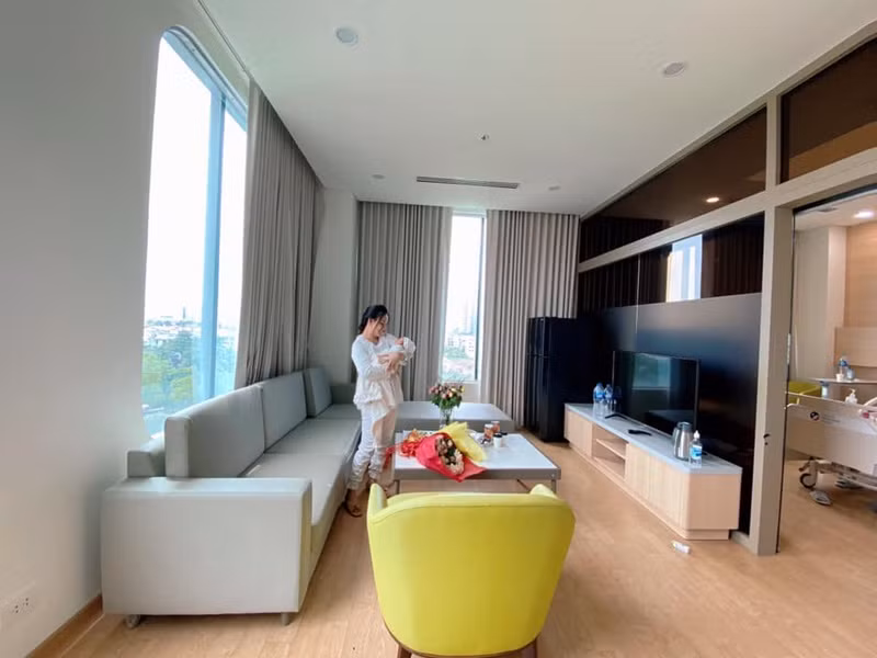 Vy Oanh sinh con thứ 3 vào tháng 7/2021. Cô chia sẻ: “Trộm vía con sinh to nhất nhà, 3,3 kg, háu ăn, lanh lợi, hồng hào, bụ bẫm”.