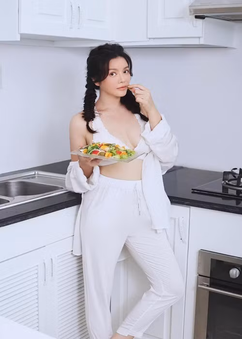 Ly Nha Ky tet toc hai ben, mac goi cam xinh nhu thieu nu