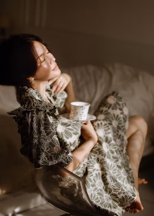 Điều đầu tiên nữ diễn viên Lý Nhã Kỳ làm khi hết giãn cách xã hội là đến thăm mẹ và người thân.