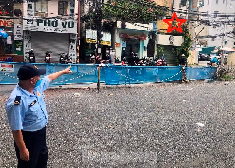 Nguyên nhân chính của tình trạng này vừa được UBND thành phố Hà Nội cho biết: "Lấy lý do chưa có mặt bằng theo hợp đồng, liên danh nhà thầu là Hyundai - Ghella đã tạm dừng thi công trên toàn bộ gói thầu S11 (phố Quốc Tử Giám) và ga ngầm S12 (phố Trần Hưng Đạo) từ tháng 7/2021 đến nay”. Trong ảnh: Khu vực hình ngôi sao đỏ là một phần phạm vi ga ngầm S11 thi công nhưng chưa được quận Đống Đa, Sở TN&amp;MT Hà Nội giải phóng mặt bằng.