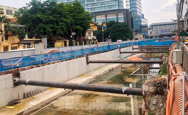 Lý do chính là công trình đang vướng các hạ tầng kỹ thuật bên dưới như đường ống cấp, thoát nước, cáp viễn thông, điện chiếu sáng... Sau khi rào đường Trần Hưng Đạo thi công được một số hạng mục đường hầm, tường chắn, công trường cũng đang dừng chưa biết ngày nào thi công trở lại.