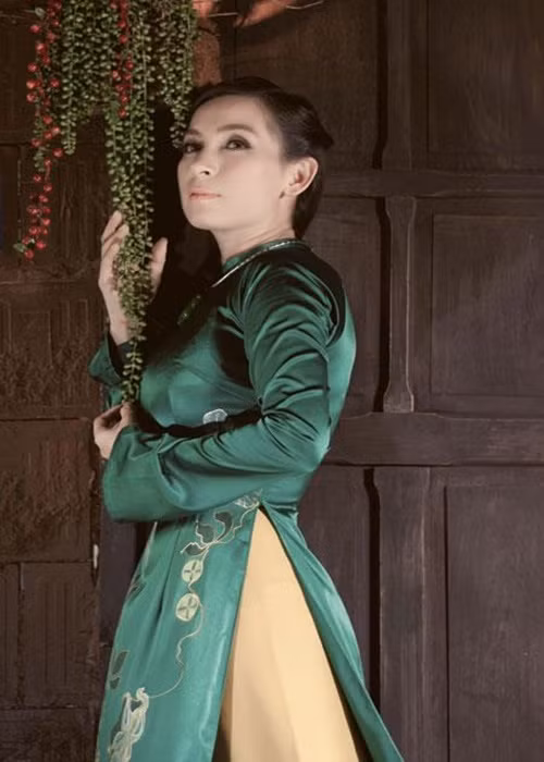 Phi Nhung kể, đã có vài người đàn ông mê giọng hát của cô nên yêu đến mức si tình nhưng đa phần đều là người đã có gia đình vì vậy, cô luôn từ chối những người này.