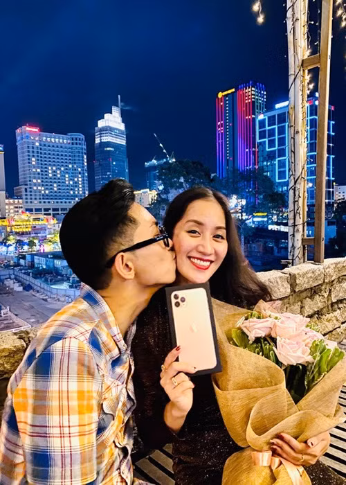 Từ khi gắn bó, Phan Hiển rất chiều chuộng Khánh Thi. Anh tặng bà xã nhẫn kim cương trị giá 500 triệu, ô tô, nhiều đồ hiệu, một vườn hồng trên sân thượng hơn 100 triệu.