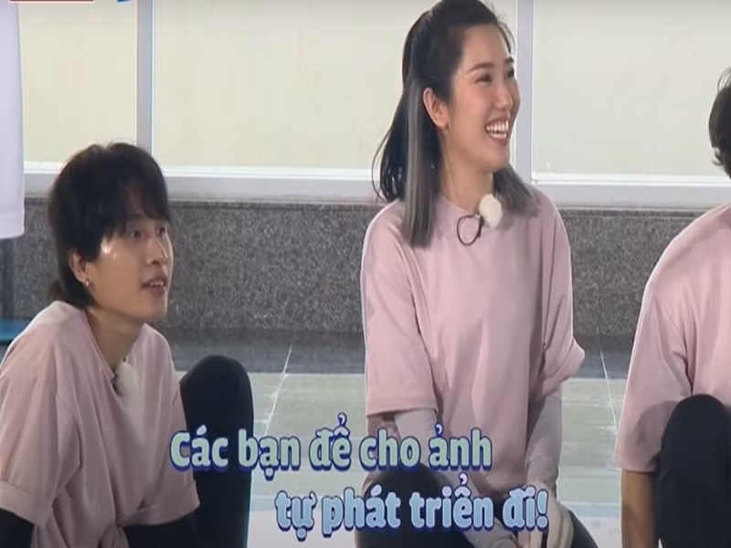 Trong tập 2 Running Man Vietnam, Jack bị chê không lễ phép, khi liên tục nói chuyện trống không với các đàn anh đàn chị và đẩy trọng tài trong trận bóng đá. Ảnh: Vietnamnet