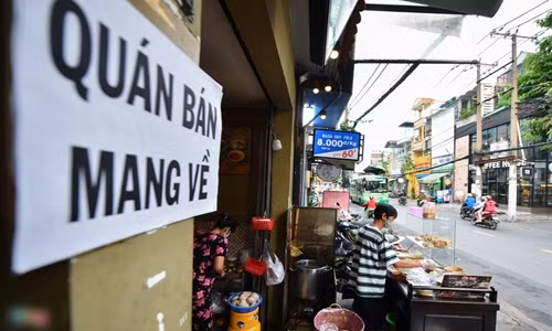 TP HCM cho phep quan an mo lai, chi ban mang di