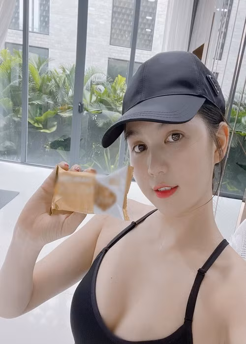 Theo Sohu, phong cách của Ngọc Trinh khác với Lâm Chí Linh. Trong khi Lâm Chí Linh gợi cảm, sang trọng, Ngọc Trinh thuộc tuýp người dễ thương.