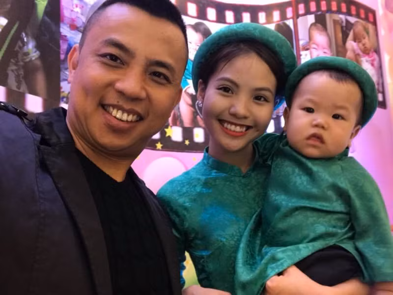 Chí Anh tấm tắc khen bà xã chăm sóc chồng con rất tốt. Còn Khánh Linh tiết lộ cô được chồng cưng chiều.