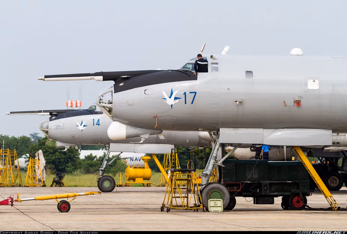 8 máy bay Tu-142MK-E được Ấn Độ mua từ Liên Xô vào năm 1981, nhưng phải tới tháng 3/1988, ba chiếc đầu tiên mới về tới căn cứ không quân hải quân Ấn Độ ở Goa sau chuyến bay thẳng từ Simferopol - thủ phủ bán đảo Crimea. Nguồn ảnh: Airlines.net
